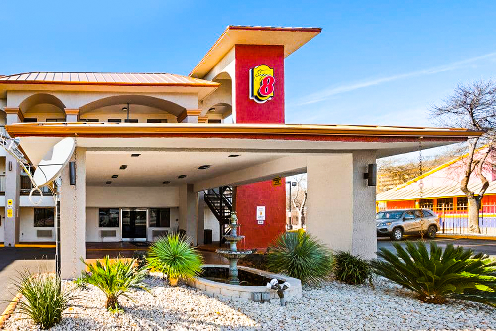 سوبر 8 يونيفارسيتي / داون تاون 