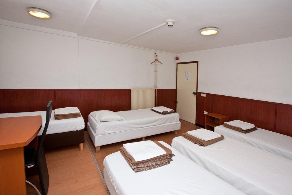 بيت شباب ذا جلوب