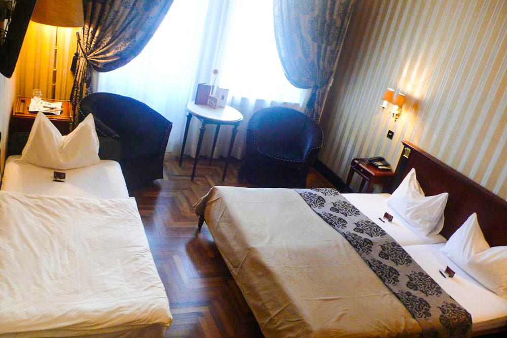 جيرلوسزي كافيه أند رومز ديلوكس