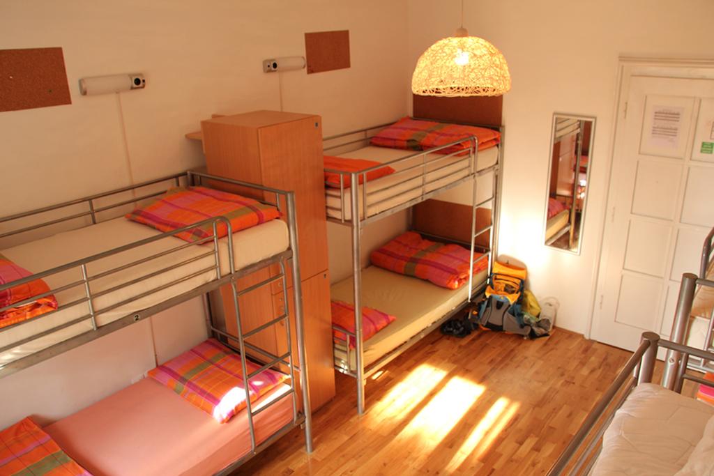 بيت شباب سبليت باكباكرز