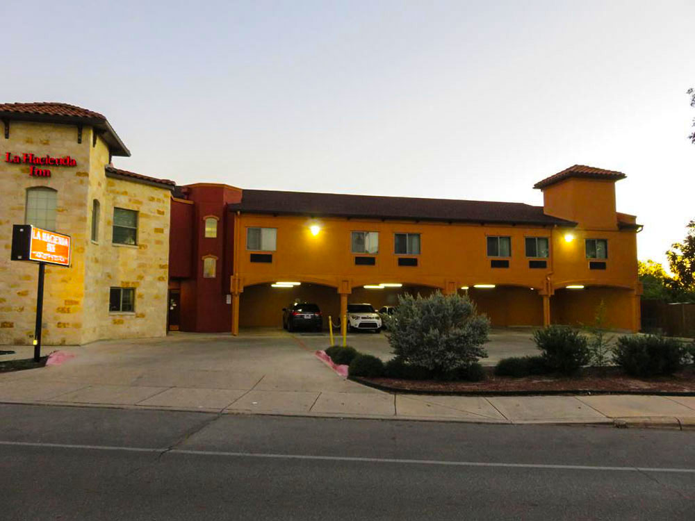 La Hacienda Near Alamo Dome / Riverwalk