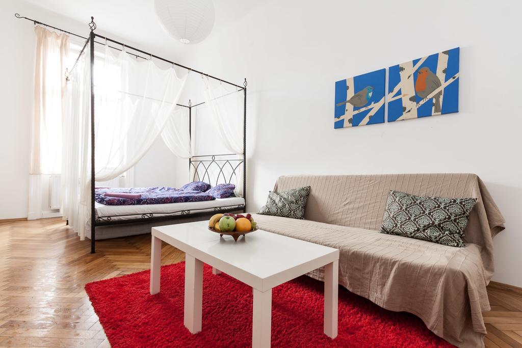 فلات ادامز - كلاوزال