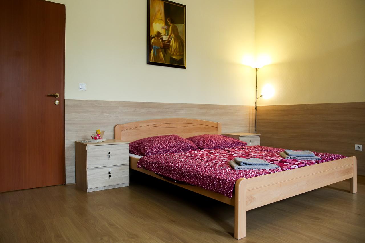 إيست بريفت روومز