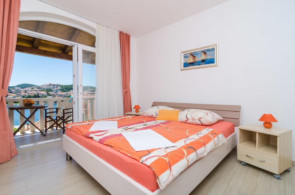 ستوديوز إيفا أند كلارا