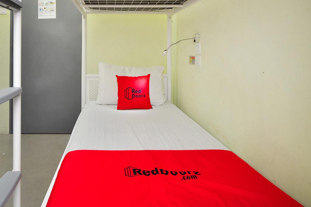 RedDoorz Hostel near City Square Mall