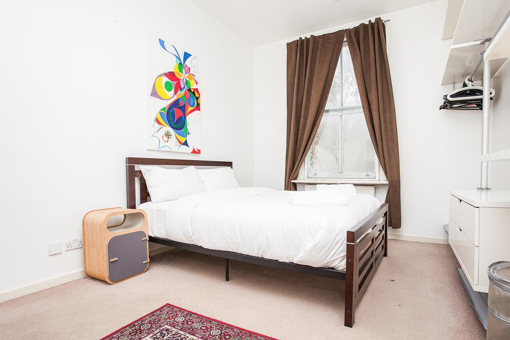 شقة مشرقة واسعة بغرفتي نوم وشرفة بالقرب من وسط المدينة