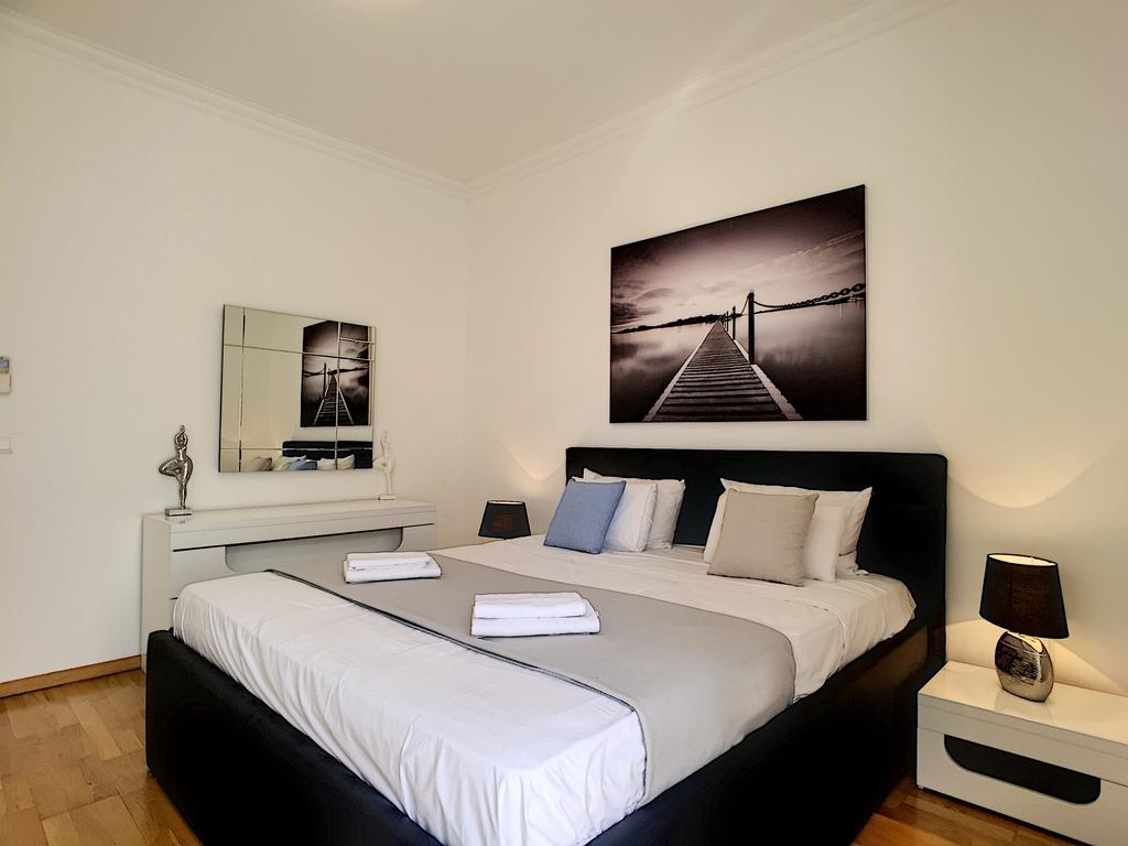 أشلي آند باركر - إيديث بياف بريميوم