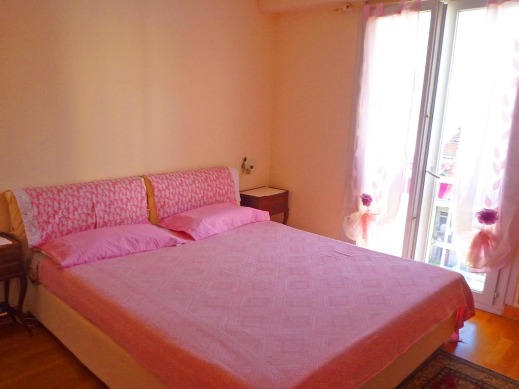 أشلي آند باركر - إمانويلا تراس