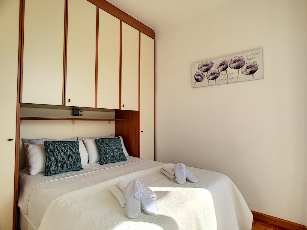 أشلي آند باركر - جيبرالتار تراس