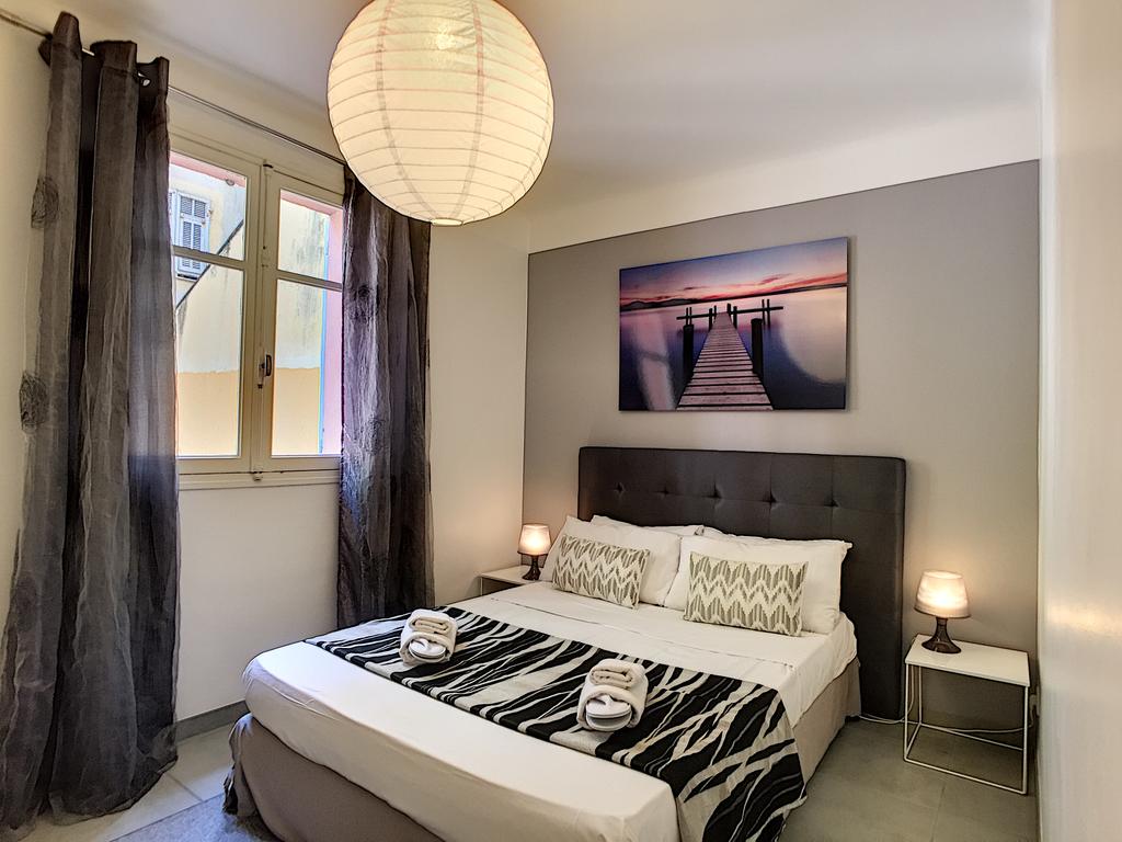 أشلي آند باركر - جوزيفين فو نيس