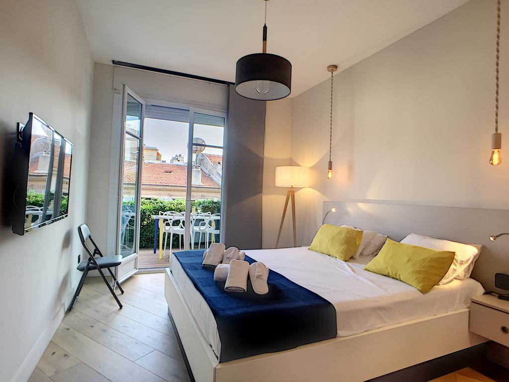 آشلي آند باركر - لا روتوند تيراس باي سي آند بيدستريان زون