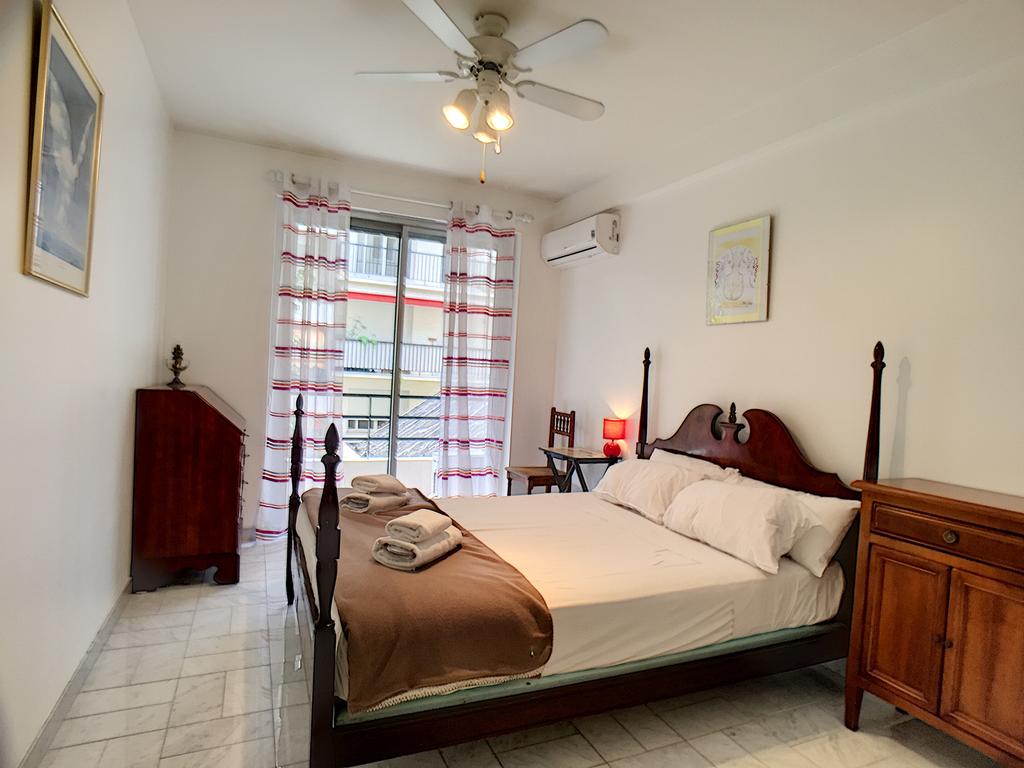 أشلي آند باركر - لو ديبوسي تيراس