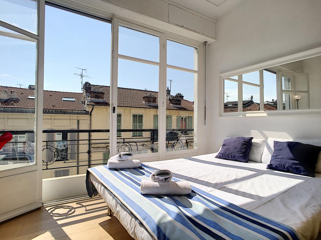 أشلي آيه باركر - لوجيا