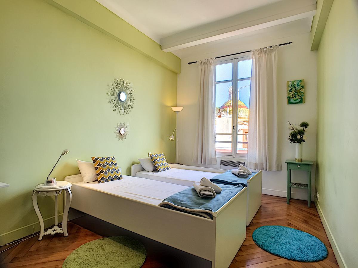 أشلي آند باركر - ريفيرا فيو نيس