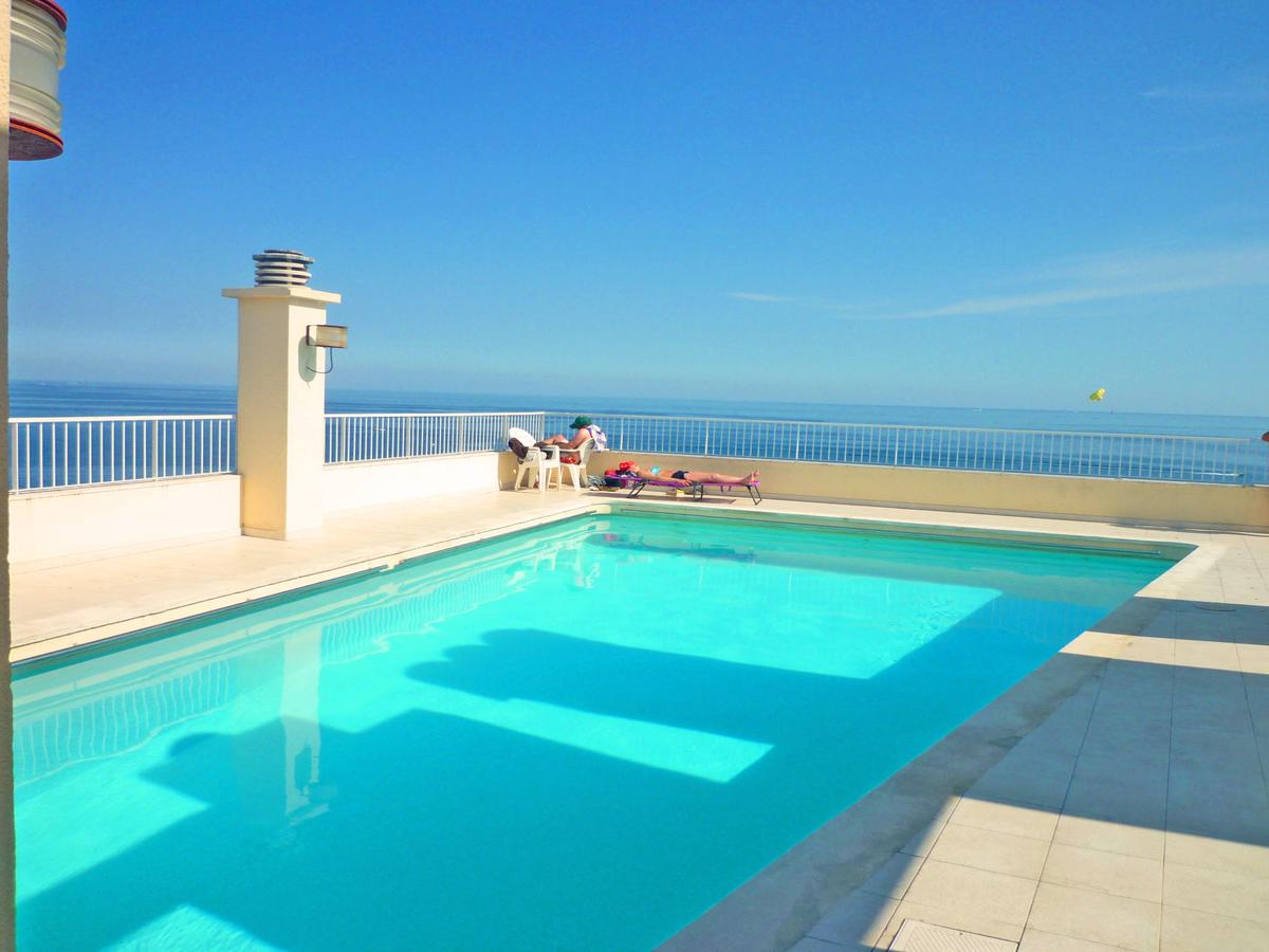 آشلي آند باركر - رويال لوكسمبورغ تراس