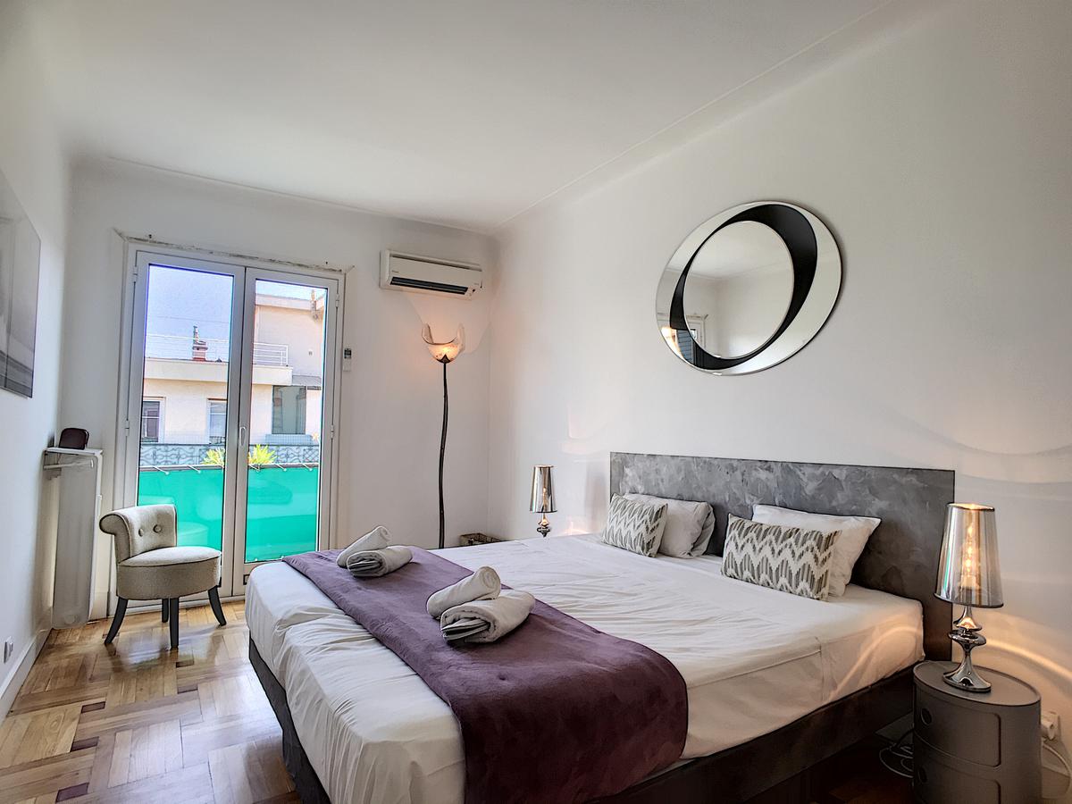 أشلي آند باركر - فولتير