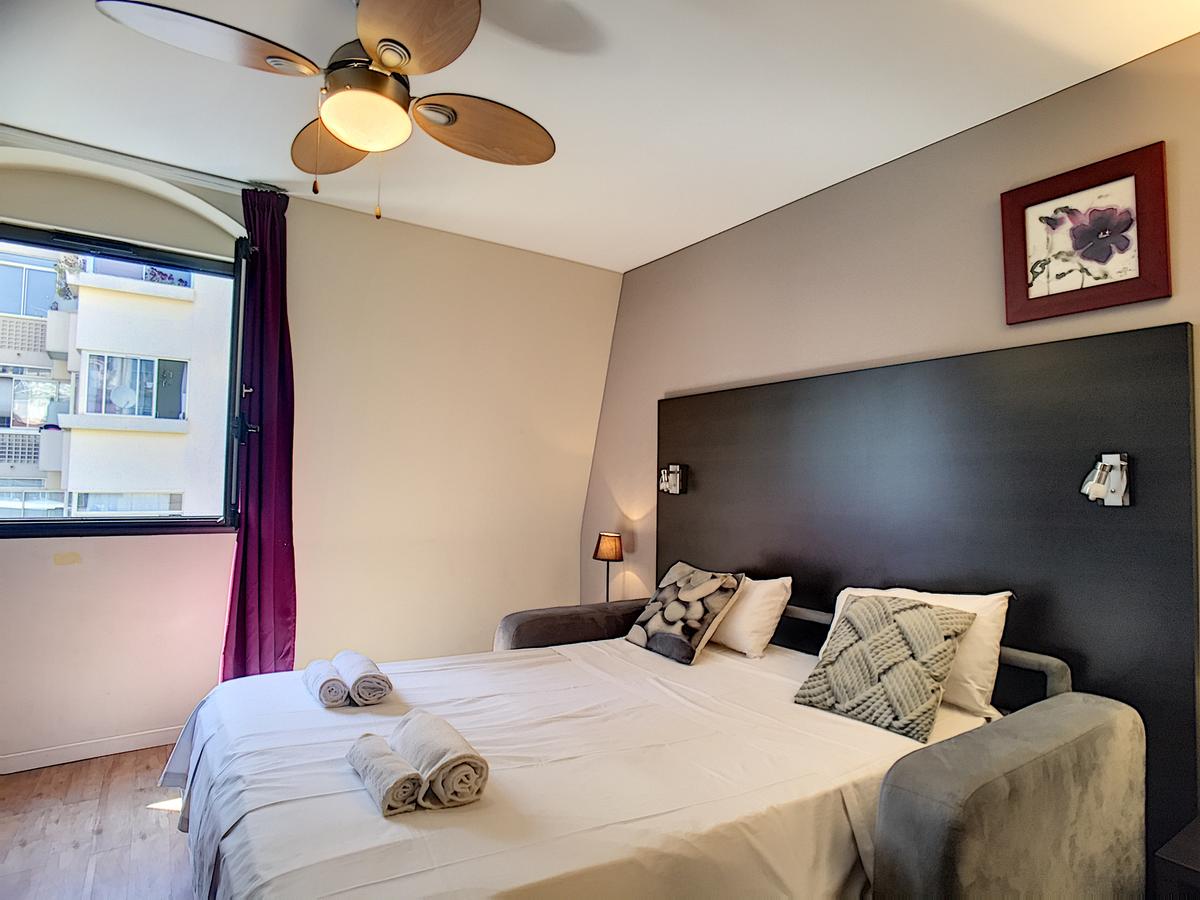 أشلي آند باركر - فيوليت