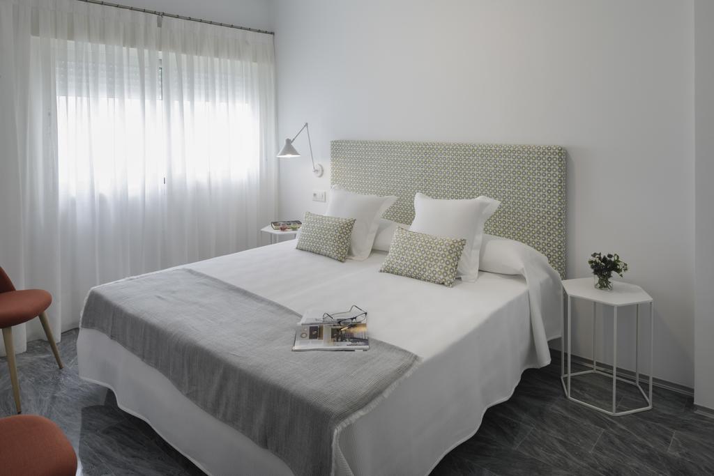 Sevilla Luxury Rentals – Horno Santa Cruz