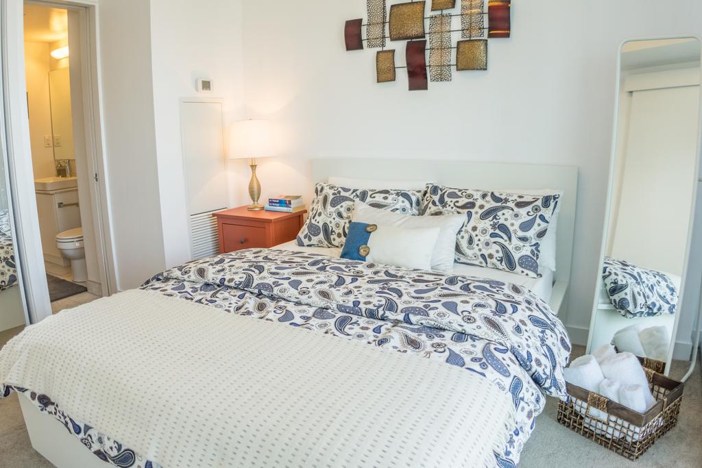 AOC Suites - High-Rise Condo - CN Tower / Lake View