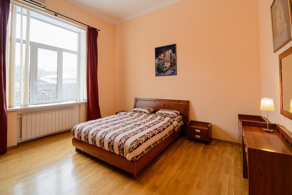 كيف اكوموديشن اون موزيني لين