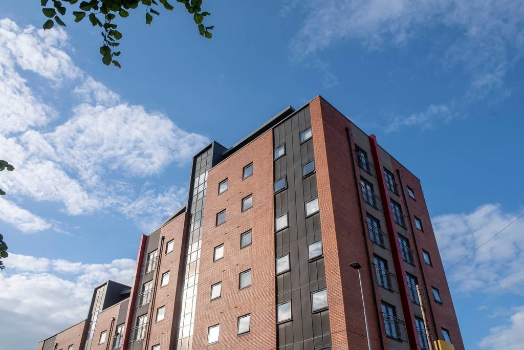 Cosy Central 3 Bed Property w/ Balcony - Sleeps 6