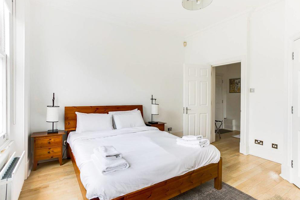 منزل جميل بغرفتين نوم وموقف فى قرية ويمبلدون