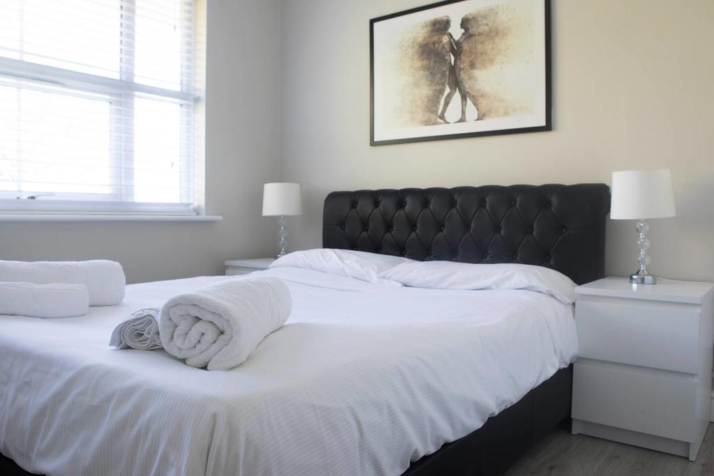 Bright 1 Bedroom Home in West London W/parking!