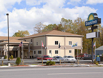Days Inn & Suites by Wyndham Niagara Falls/Buffalo