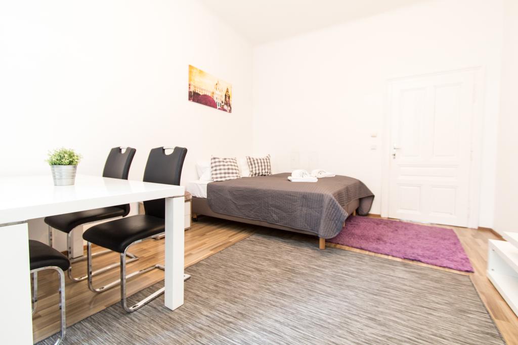 شقة تشيك فيينا، جونستراسي