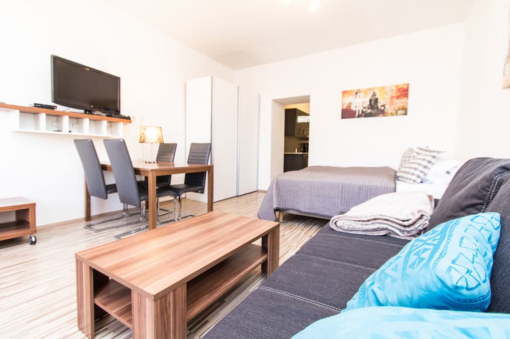 شقة تشيك فيينا، هويتلدورفير ستراشي