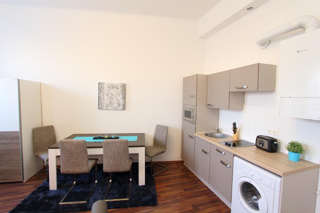 شقة تشيك فيينا، روساوير لاندي