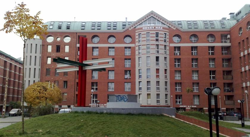 كريزي أبارتمان بودابيست